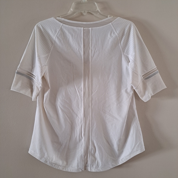 EUC Lululemon tee luxstreme with holes - Picture 2 of 4